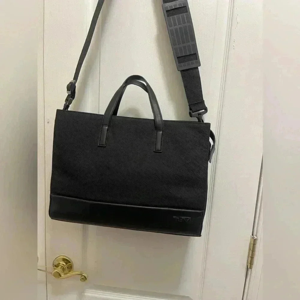 Tumi Ballistic Nylon leather
Briefcase long adjustable padded shoulder straps - Picture 2 of 16